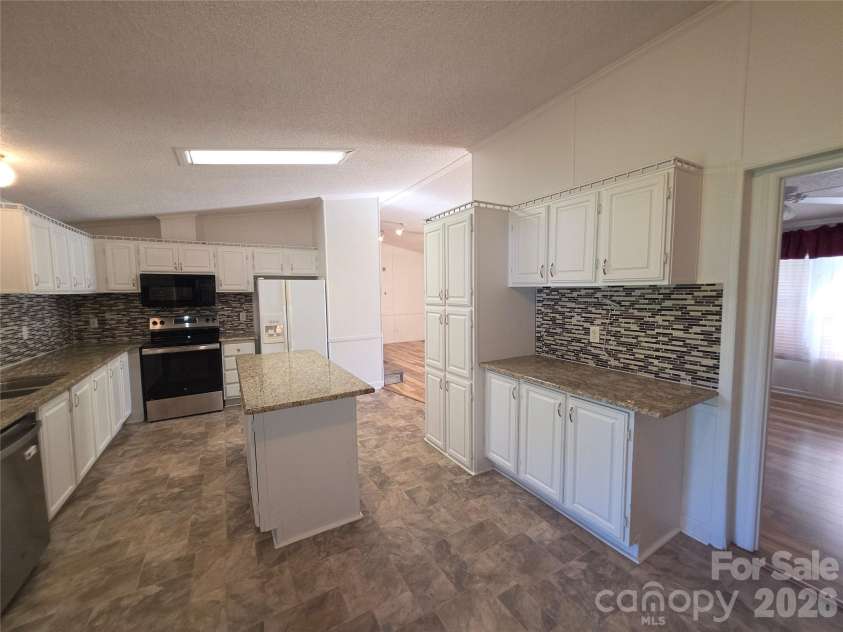 1395 Cape Hickory Road, Hickory, NC 28601.  MLS# CAR4394220, YatesRealty ID 34131. 
