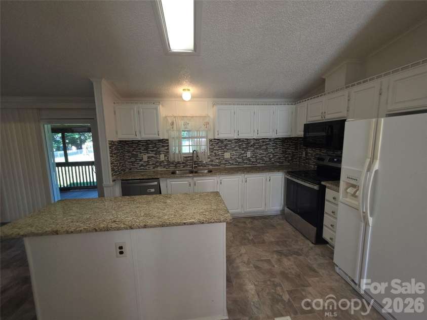 1395 Cape Hickory Road, Hickory, NC 28601.  MLS# CAR4394220, YatesRealty ID 34131. Granite counters