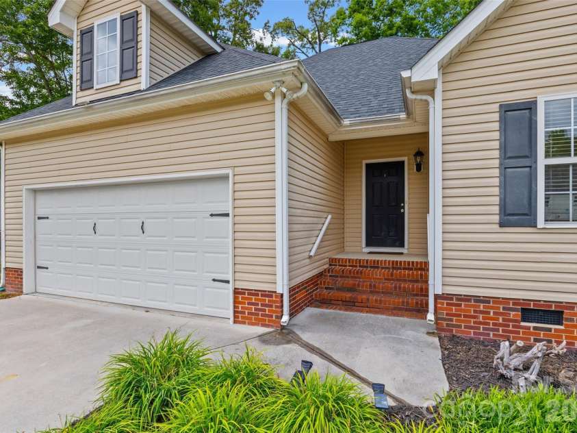 509 Kittiewake Lane, Clover, SC 29710.  MLS# CAR4383859, YatesRealty ID 34132. 2 car attached garage