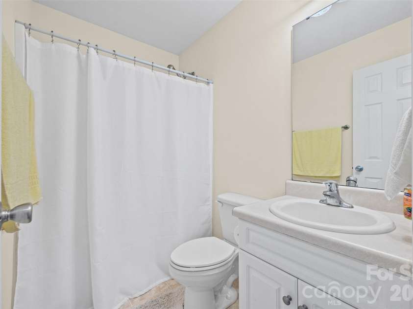 509 Kittiewake Lane, Clover, SC 29710.  MLS# CAR4383859, YatesRealty ID 34132. Bathroom 2