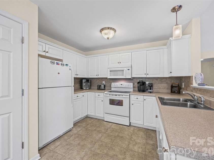 509 Kittiewake Lane, Clover, SC 29710.  MLS# CAR4383859, YatesRealty ID 34132. Bright kitchen colors