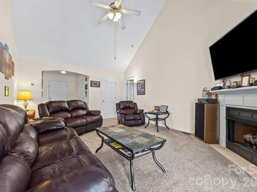 509 Kittiewake Lane, Clover, SC 29710.  MLS# CAR4383859, YatesRealty ID 34132. Living room has high ceiling