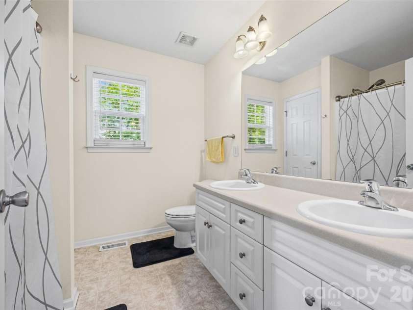 509 Kittiewake Lane, Clover, SC 29710.  MLS# CAR4383859, YatesRealty ID 34132. Master bathroom