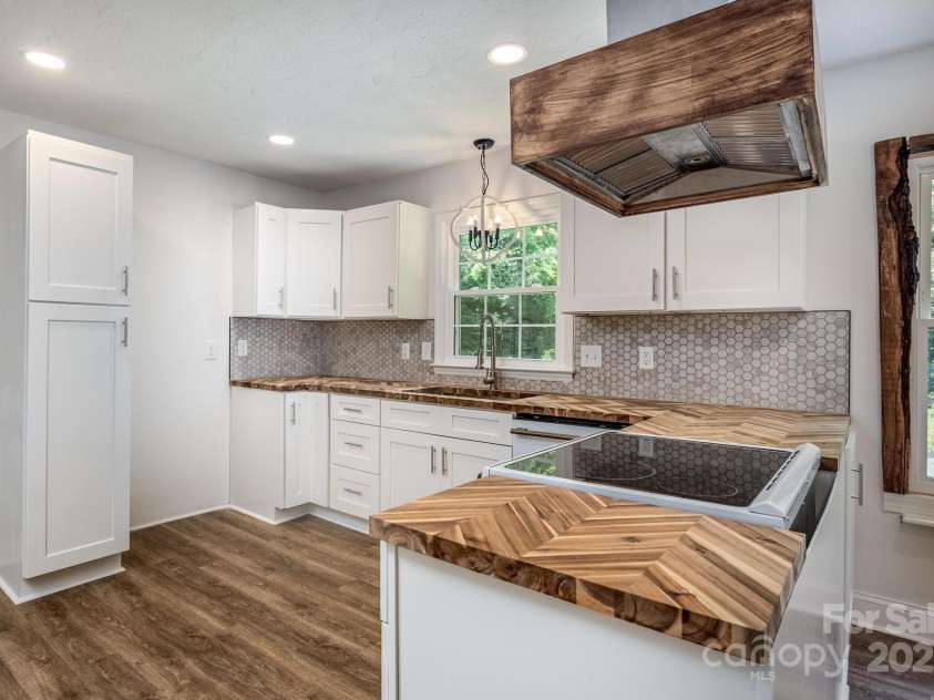 8337 Norcroft Drive, Charlotte, NC 28269.  MLS# CAR4275971, YatesRealty ID 34132. 