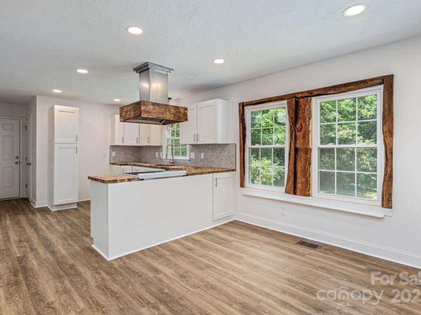 8337 Norcroft Drive, Charlotte, NC 28269.  MLS# CAR4275971, YatesRealty ID 34132. 