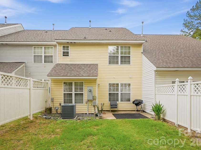 10618 Pointed Leaf Court, Charlotte, NC 28213.  MLS# CAR4397359, YatesRealty ID 34133. 
