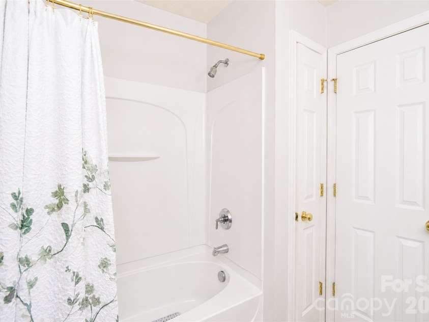 10618 Pointed Leaf Court, Charlotte, NC 28213.  MLS# CAR4397359, YatesRealty ID 34133. 
