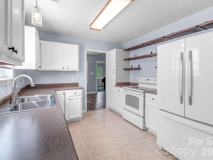 13615 Wildiris Court, Pineville, NC 28134.  MLS# CAR4388204, YatesRealty ID 34137. Kitchen