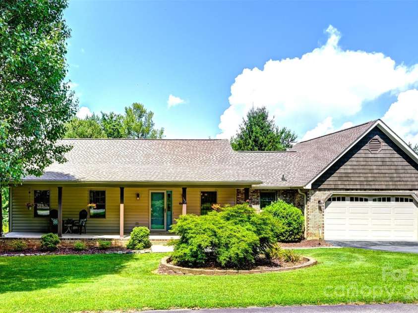132 Mountain Valley Drive, Hendersonville, NC 28739.  MLS# CAR4278886, YatesRealty ID 34138. 