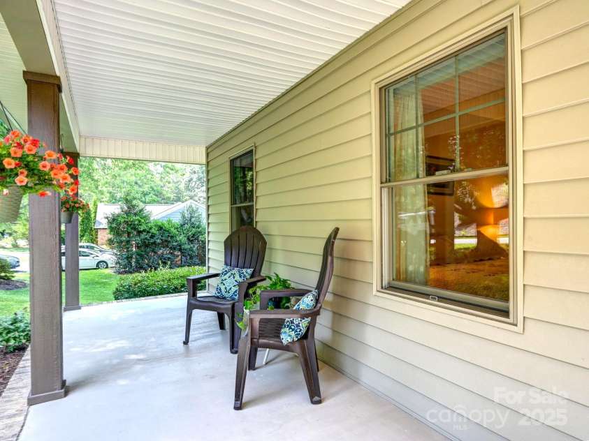 132 Mountain Valley Drive, Hendersonville, NC 28739.  MLS# CAR4278886, YatesRealty ID 34138. 