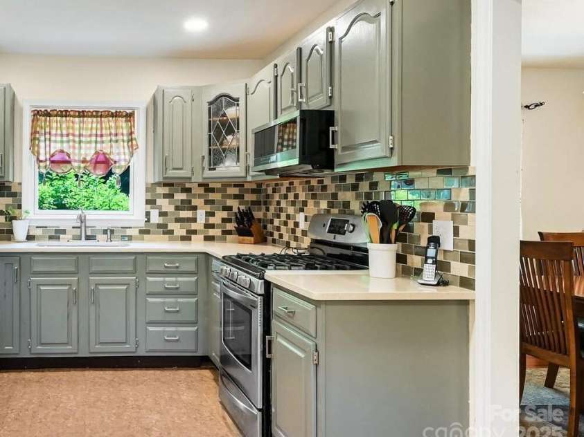 132 Mountain Valley Drive, Hendersonville, NC 28739.  MLS# CAR4278886, YatesRealty ID 34138. 