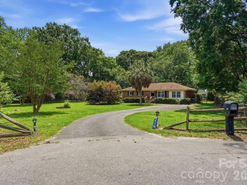 218 Drye Lane, Matthews, NC 28104.  MLS# CAR4394869, YatesRealty ID 34139. 