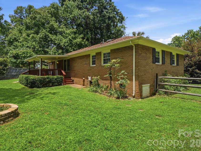 218 Drye Lane, Matthews, NC 28104.  MLS# CAR4394869, YatesRealty ID 34139. 
