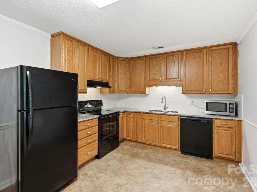218 Drye Lane, Matthews, NC 28104.  MLS# CAR4394869, YatesRealty ID 34139. 