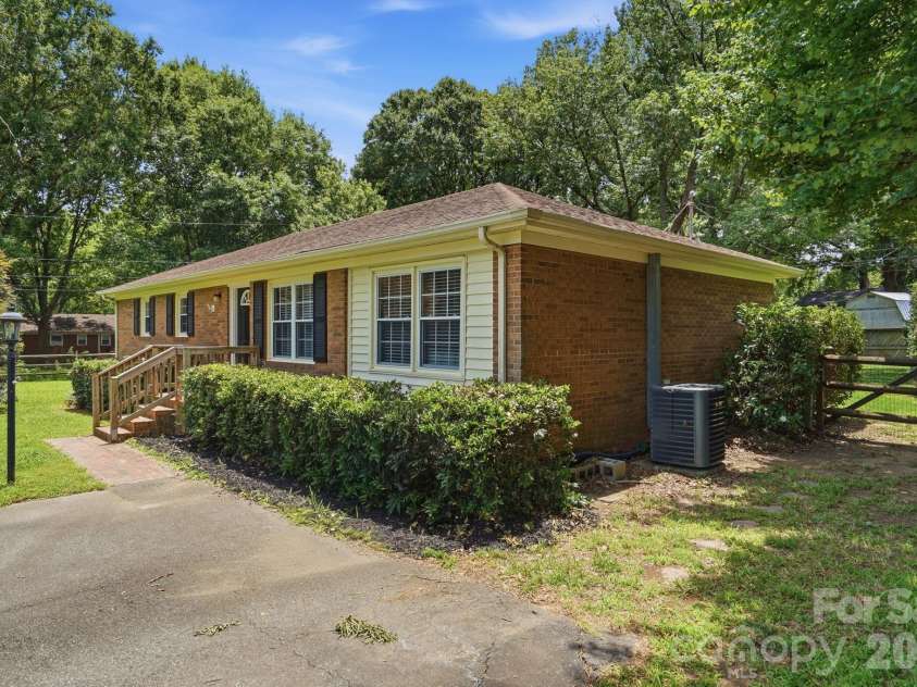218 Drye Lane, Matthews, NC 28104.  MLS# CAR4394869, YatesRealty ID 34139. 
