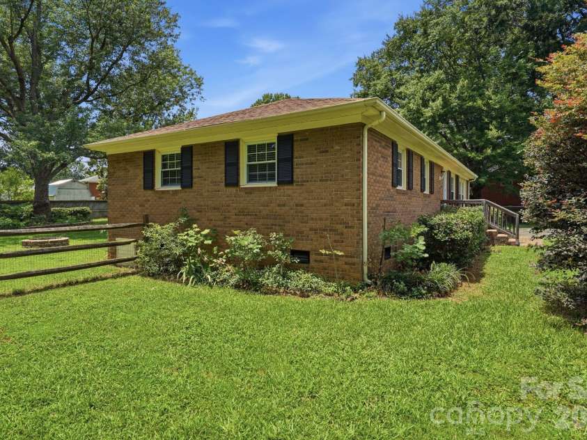 218 Drye Lane, Matthews, NC 28104.  MLS# CAR4394869, YatesRealty ID 34139. 