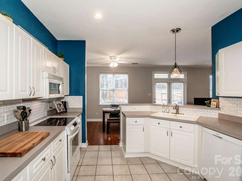 18714 Ramsey Cove Drive, Cornelius, NC 28031.  MLS# CAR4350743, YatesRealty ID 3414. Breakfast Bar And Crisp-White Cabinets