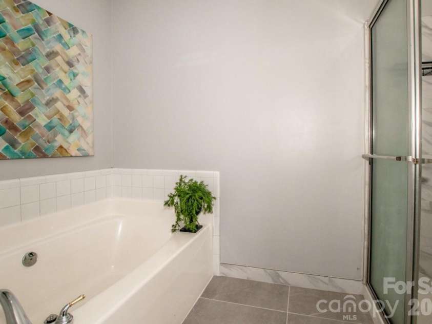 18714 Ramsey Cove Drive, Cornelius, NC 28031.  MLS# CAR4350743, YatesRealty ID 3414. Garden Tub