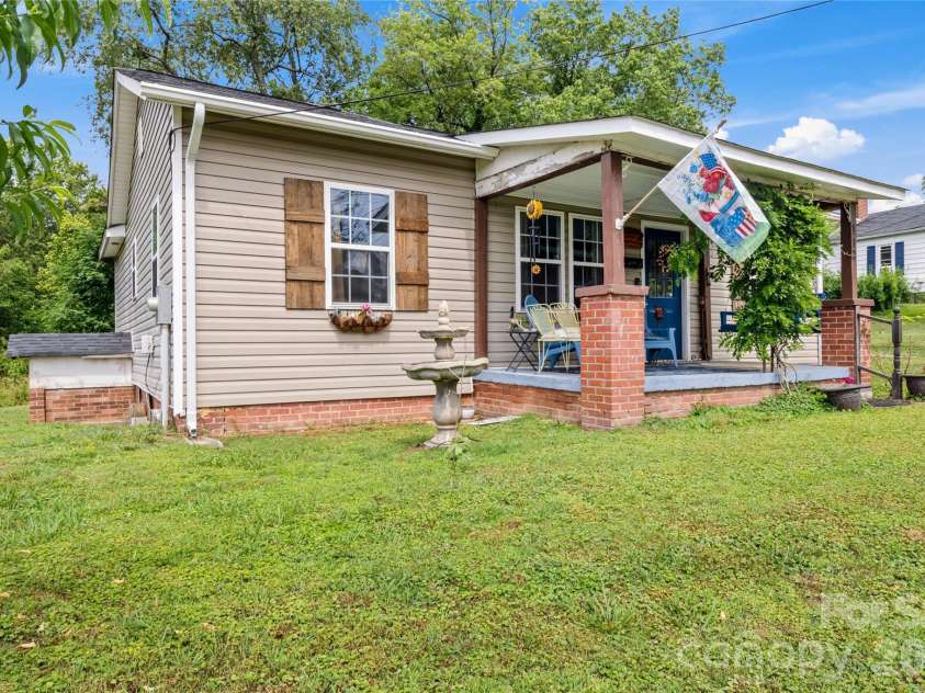 112 Hillcrest Street, Jonesville, NC 28642.  MLS# CAR4392397, YatesRealty ID 34140. 