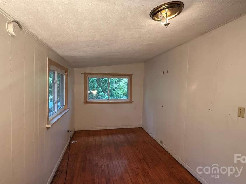 26 Dogwood Court, Asheville, NC 28805.  MLS# CAR4295154, YatesRealty ID 34140. 