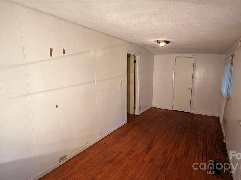 26 Dogwood Court, Asheville, NC 28805.  MLS# CAR4295154, YatesRealty ID 34140. 