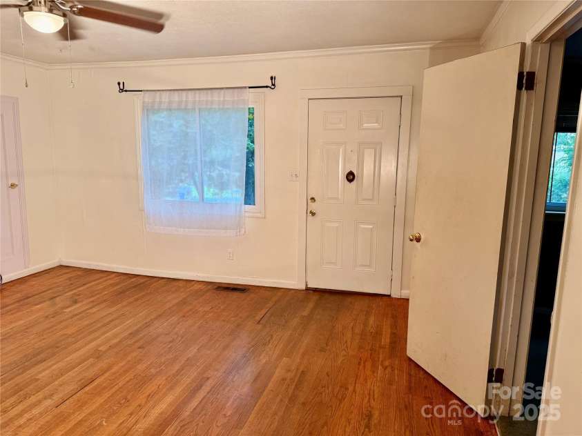 26 Dogwood Court, Asheville, NC 28805.  MLS# CAR4295154, YatesRealty ID 34140. 