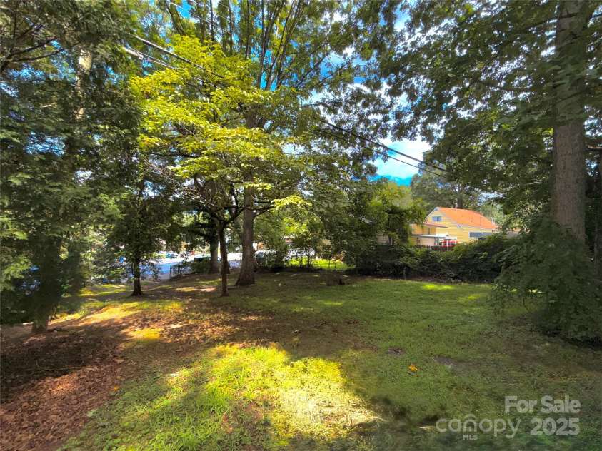 26 Dogwood Court, Asheville, NC 28805.  MLS# CAR4295154, YatesRealty ID 34140. 
