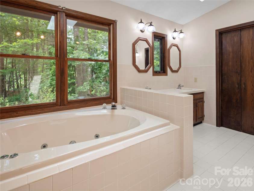 11 Tree Top Drive, Arden, NC 28704.  MLS# CAR4390958, YatesRealty ID 34141. 