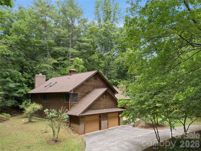 11 Tree Top Drive, Arden, NC 28704.  MLS# CAR4390958, YatesRealty ID 34141. 