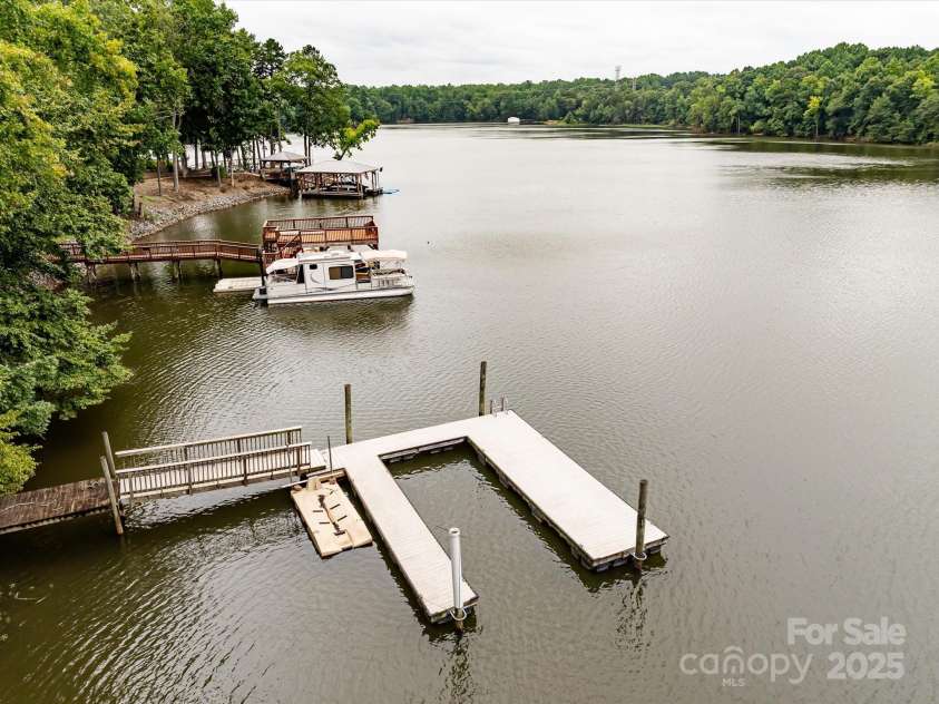 11902 Mountain Crest Circle, Charlotte, NC 28216.  MLS# CAR4286743, YatesRealty ID 34142. 