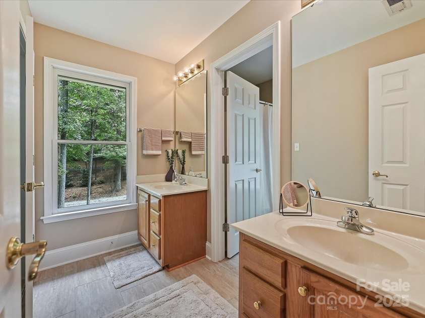 11902 Mountain Crest Circle, Charlotte, NC 28216.  MLS# CAR4286743, YatesRealty ID 34142. Jack and jill bathroom