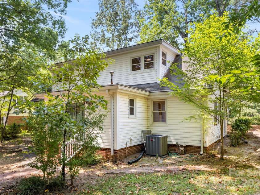 1212 Monroe Drive, Gastonia, NC 28054.  MLS# CAR4278340, YatesRealty ID 34144. 