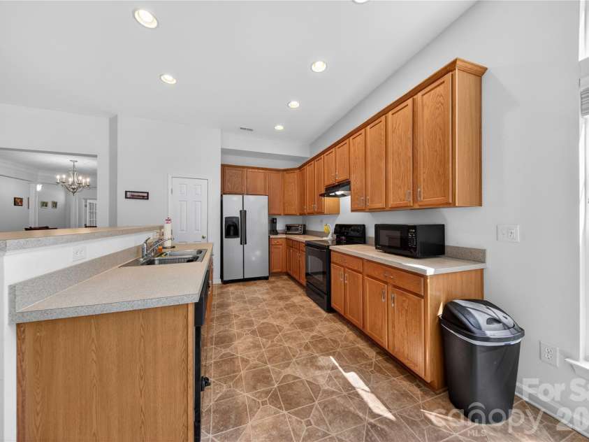 533 Fair Oaks Drive, Fort Mill, SC 29708.  MLS# CAR4385370, YatesRealty ID 34145. Ample Counter Space