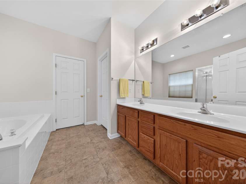 533 Fair Oaks Drive, Fort Mill, SC 29708.  MLS# CAR4385370, YatesRealty ID 34145. Double Vanity