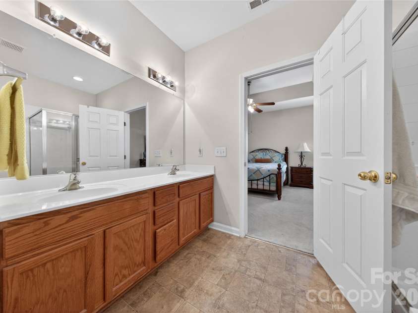 533 Fair Oaks Drive, Fort Mill, SC 29708.  MLS# CAR4385370, YatesRealty ID 34145. Double Vanity