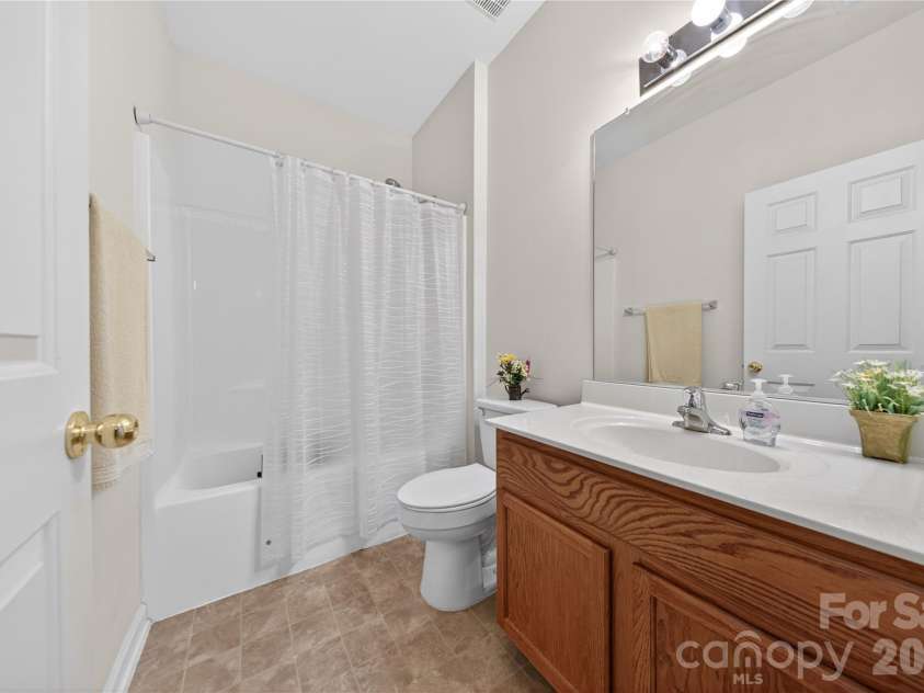 533 Fair Oaks Drive, Fort Mill, SC 29708.  MLS# CAR4385370, YatesRealty ID 34145. Full Bathroom Two