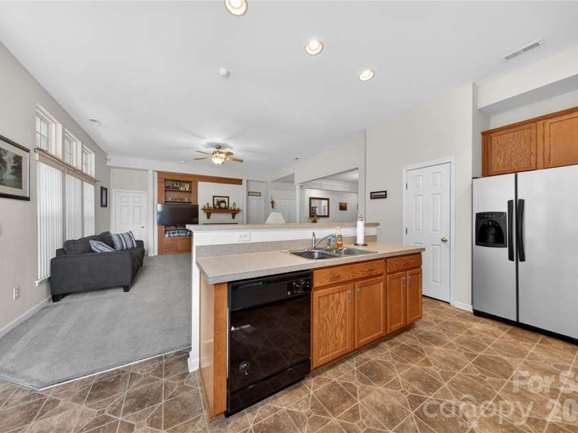 533 Fair Oaks Drive, Fort Mill, SC 29708.  MLS# CAR4385370, YatesRealty ID 34145. Open To Great Room