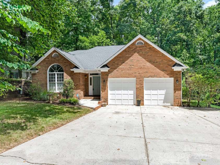 6907 Pleasant Drive, Charlotte, NC 28211.  MLS# CAR4280958, YatesRealty ID 34148. And sunshine.