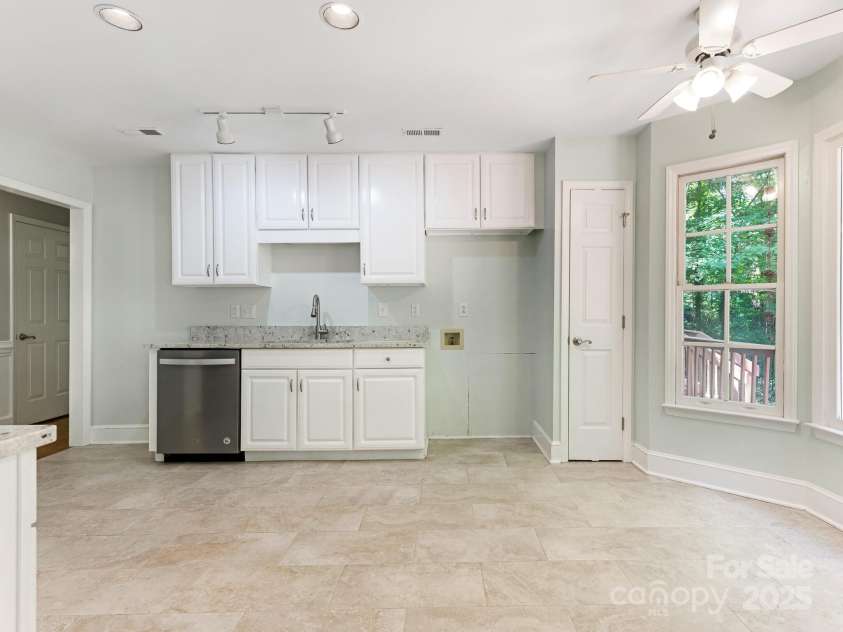 6907 Pleasant Drive, Charlotte, NC 28211.  MLS# CAR4280958, YatesRealty ID 34148. Bringing in lots of natural light.