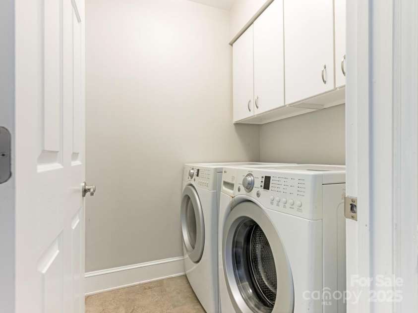 6907 Pleasant Drive, Charlotte, NC 28211.  MLS# CAR4280958, YatesRealty ID 34148. Downstairs laundry room