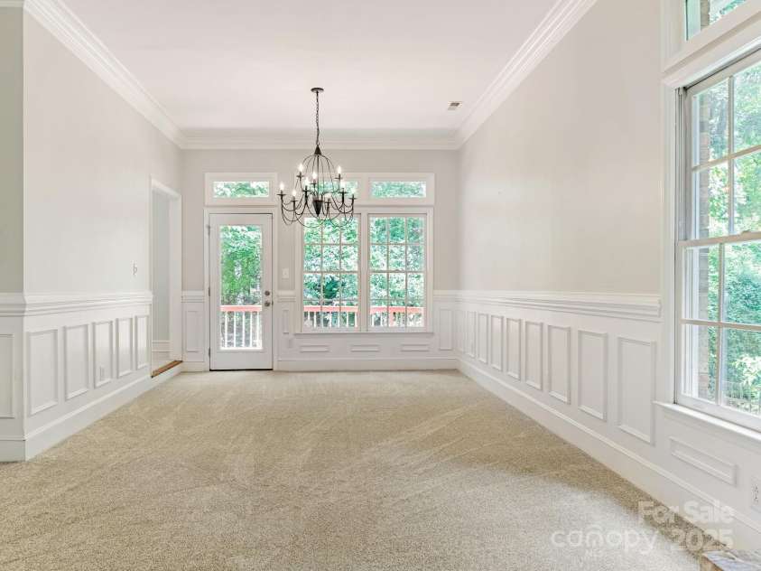 6907 Pleasant Drive, Charlotte, NC 28211.  MLS# CAR4280958, YatesRealty ID 34148. Flowing seamlessly into a dedicated dining area