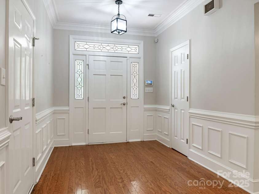6907 Pleasant Drive, Charlotte, NC 28211.  MLS# CAR4280958, YatesRealty ID 34148. Welcoming foyer entrance