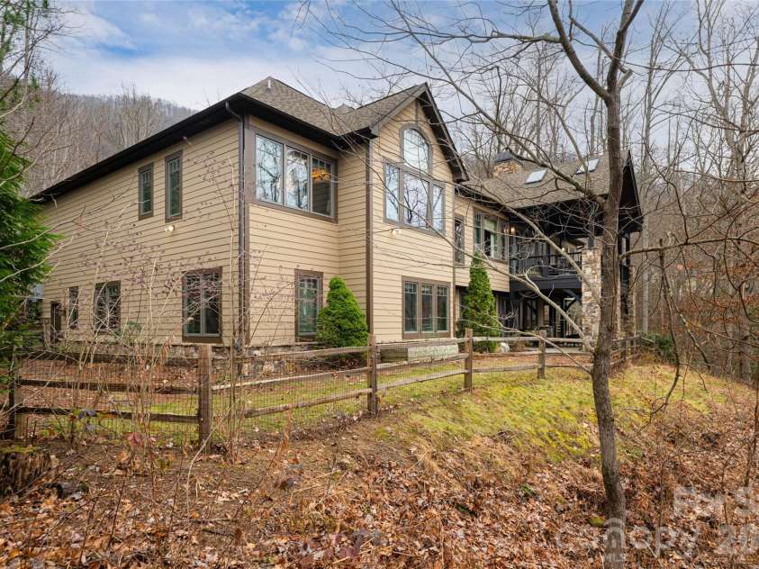 2 Cherokee Orchard Court, Fairview, NC 28730.  MLS# CAR4322915, YatesRealty ID 3415. 