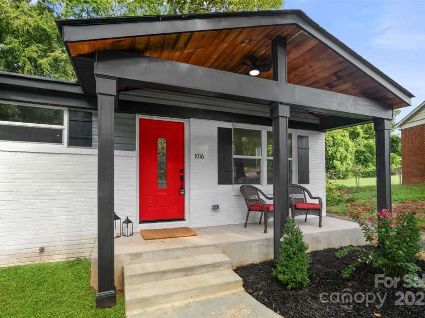 1016 Bramble Place, Charlotte, NC 28208.  MLS# CAR4288045, YatesRealty ID 34150. 