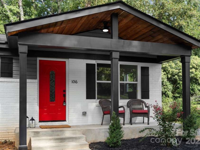 1016 Bramble Place, Charlotte, NC 28208.  MLS# CAR4288045, YatesRealty ID 34150. 