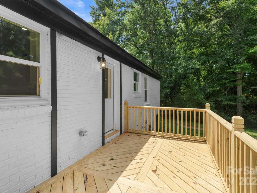 1016 Bramble Place, Charlotte, NC 28208.  MLS# CAR4288045, YatesRealty ID 34150. 