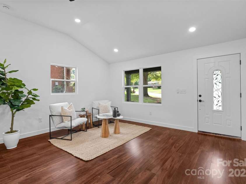 1016 Bramble Place, Charlotte, NC 28208.  MLS# CAR4288045, YatesRealty ID 34150. 