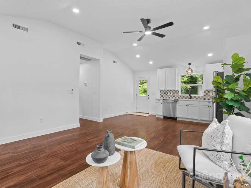 1016 Bramble Place, Charlotte, NC 28208.  MLS# CAR4288045, YatesRealty ID 34150. 