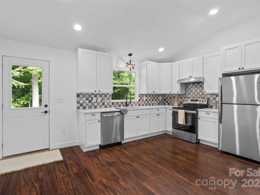 1016 Bramble Place, Charlotte, NC 28208.  MLS# CAR4288045, YatesRealty ID 34150. 