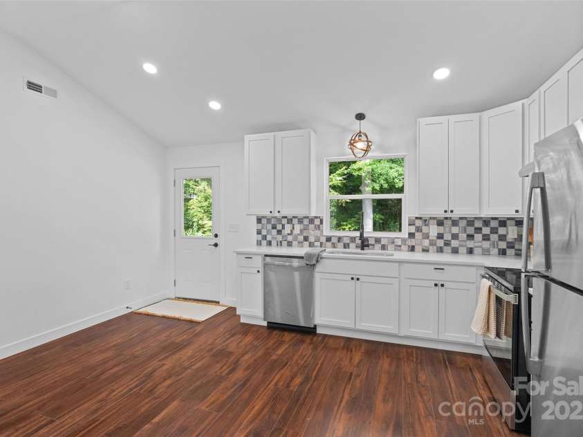 1016 Bramble Place, Charlotte, NC 28208.  MLS# CAR4288045, YatesRealty ID 34150. 